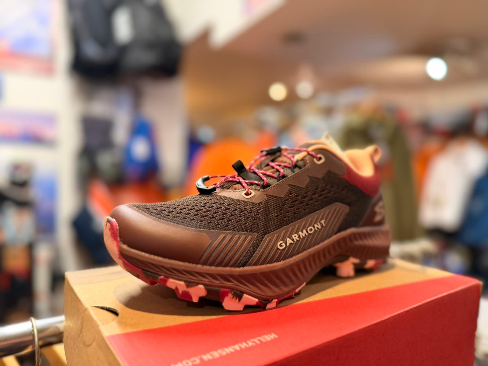 Chaussure bordeaux de trekking, vue avant trois-quarts